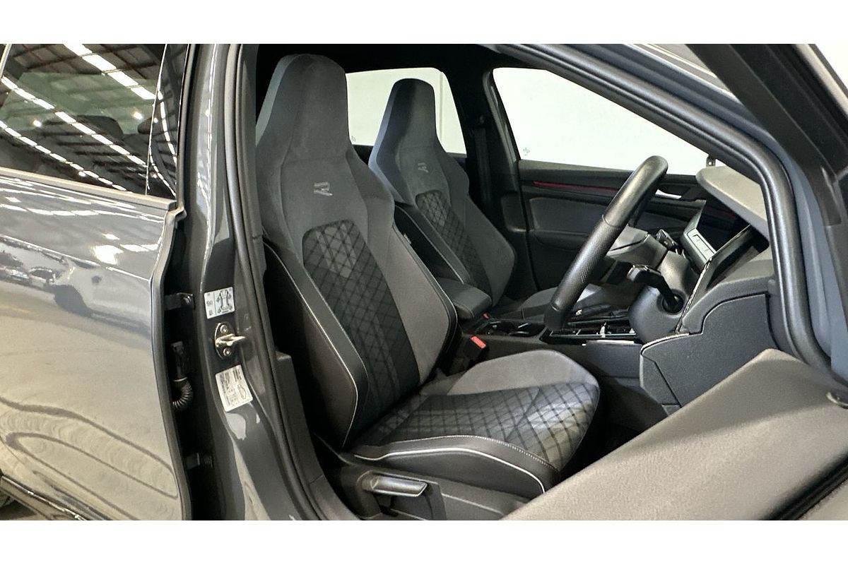 2023 Volkswagen Golf 110TSI R-Line 8