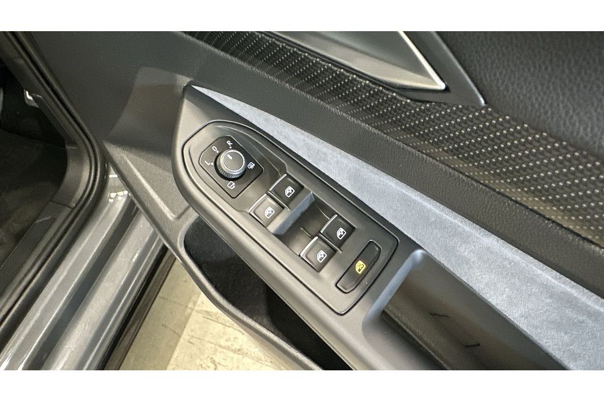 2023 Volkswagen Golf 110TSI R-Line 8