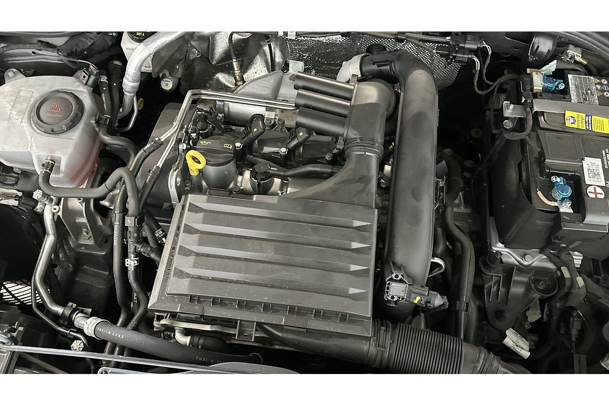 2023 Volkswagen Golf 110TSI R-Line 8