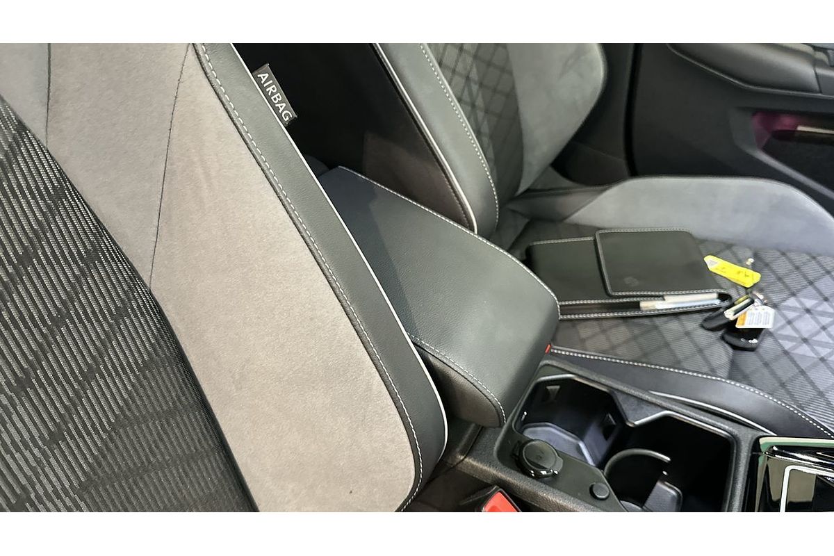 2023 Volkswagen Golf 110TSI R-Line 8