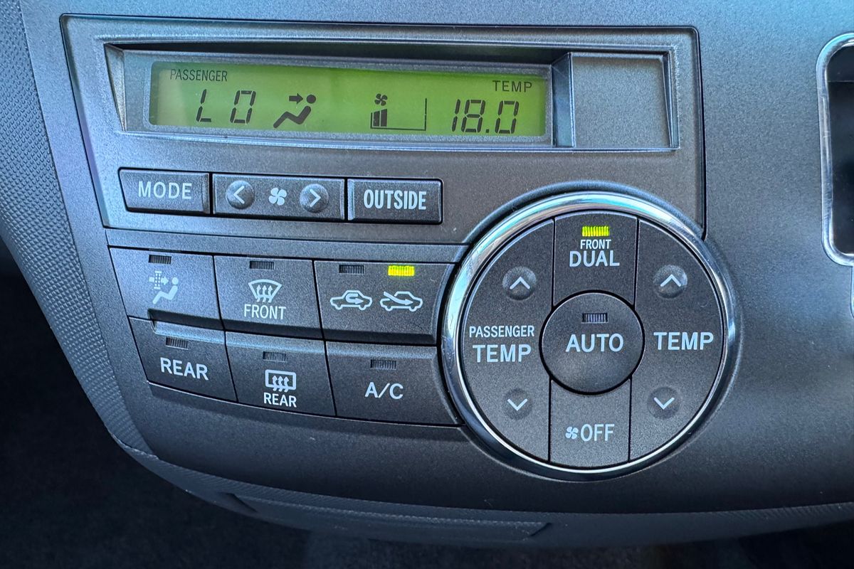 2011 Toyota Tarago GLi ACR50R
