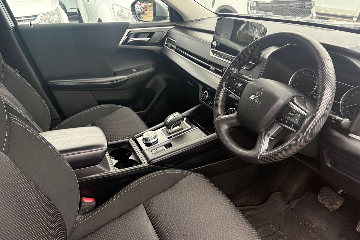 2022 Mitsubishi Outlander ES ZM