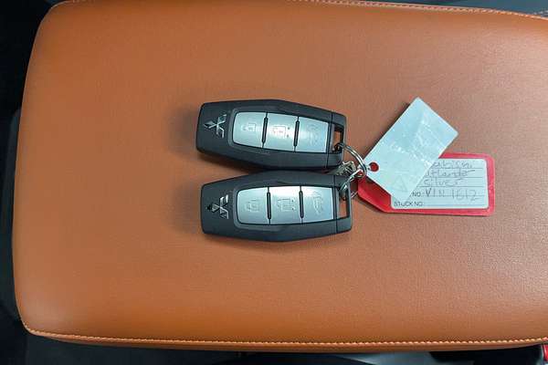 2024 Mitsubishi Outlander Exceed Tourer ZM