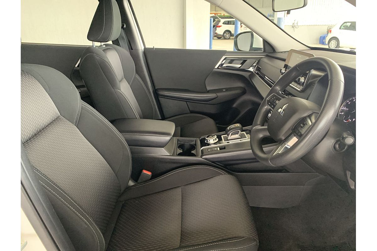 2023 Mitsubishi Outlander ES ZM