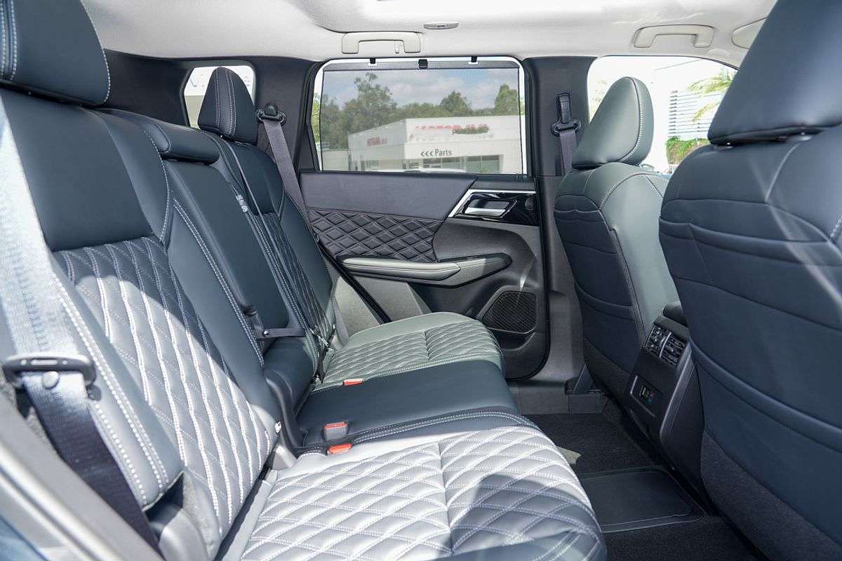 2025 Mitsubishi Outlander PHEV Exceed ZM