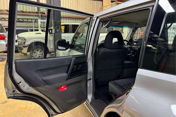 2003 Mitsubishi Pajero GLX NP