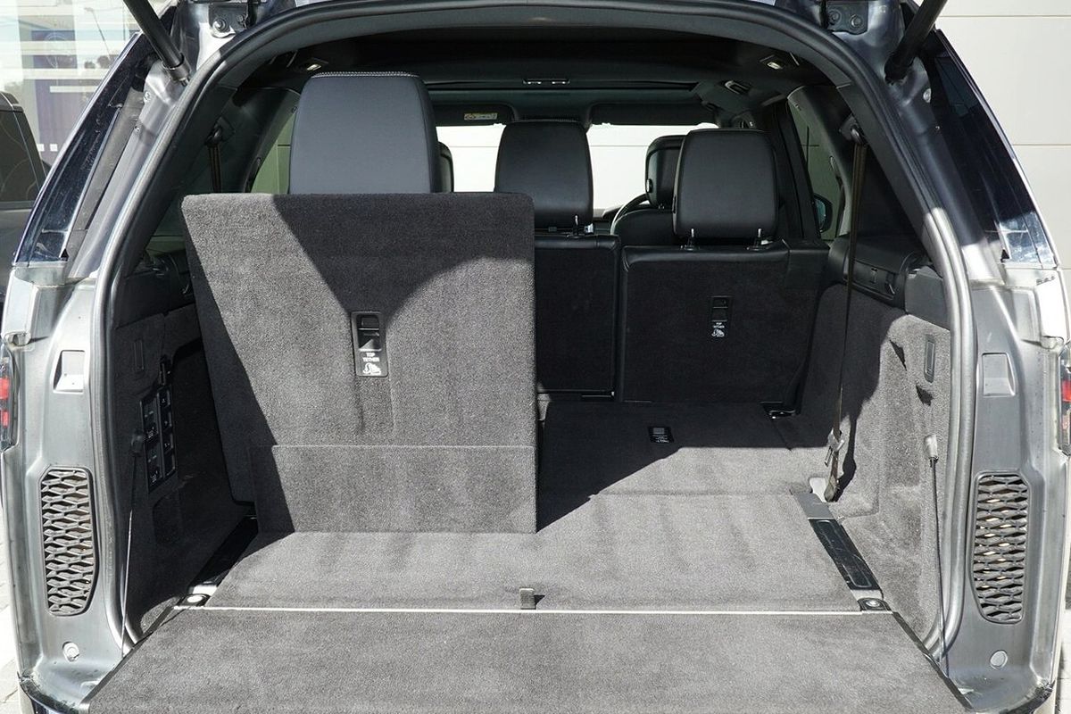 2021 Land Rover Discovery D300 R-Dynamic SE Series 5