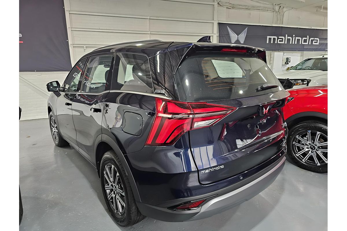 2025 Mahindra XUV700 AX7L