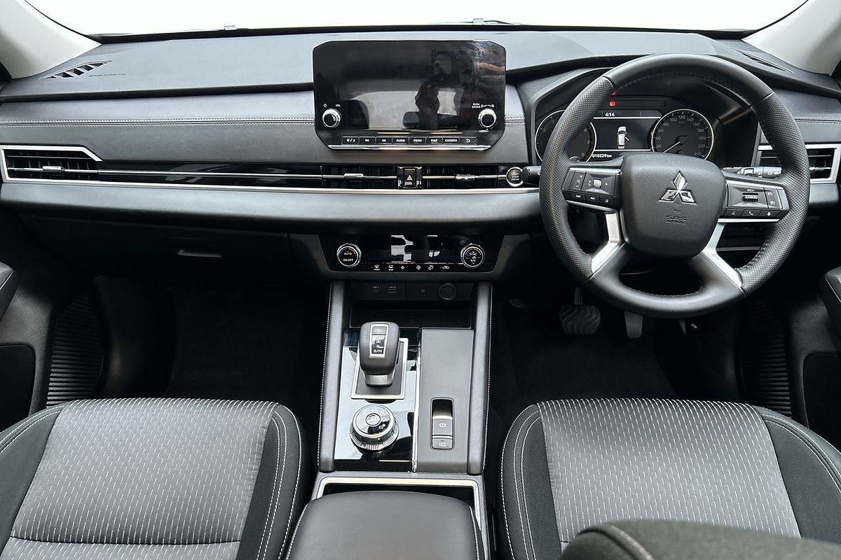 2024 Mitsubishi Outlander LS ZM