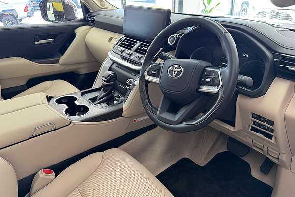 2024 Toyota Landcruiser Sahara FJA300R