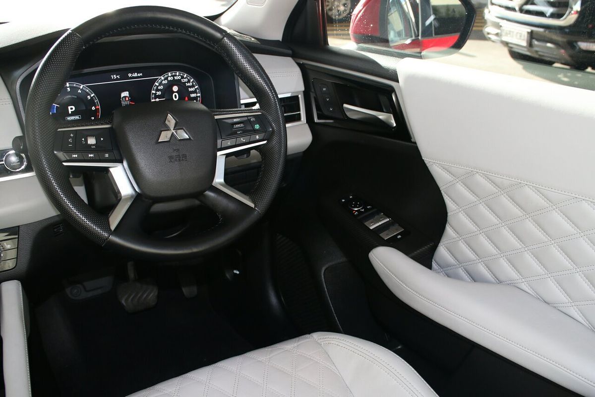 2023 Mitsubishi Outlander Exceed ZM