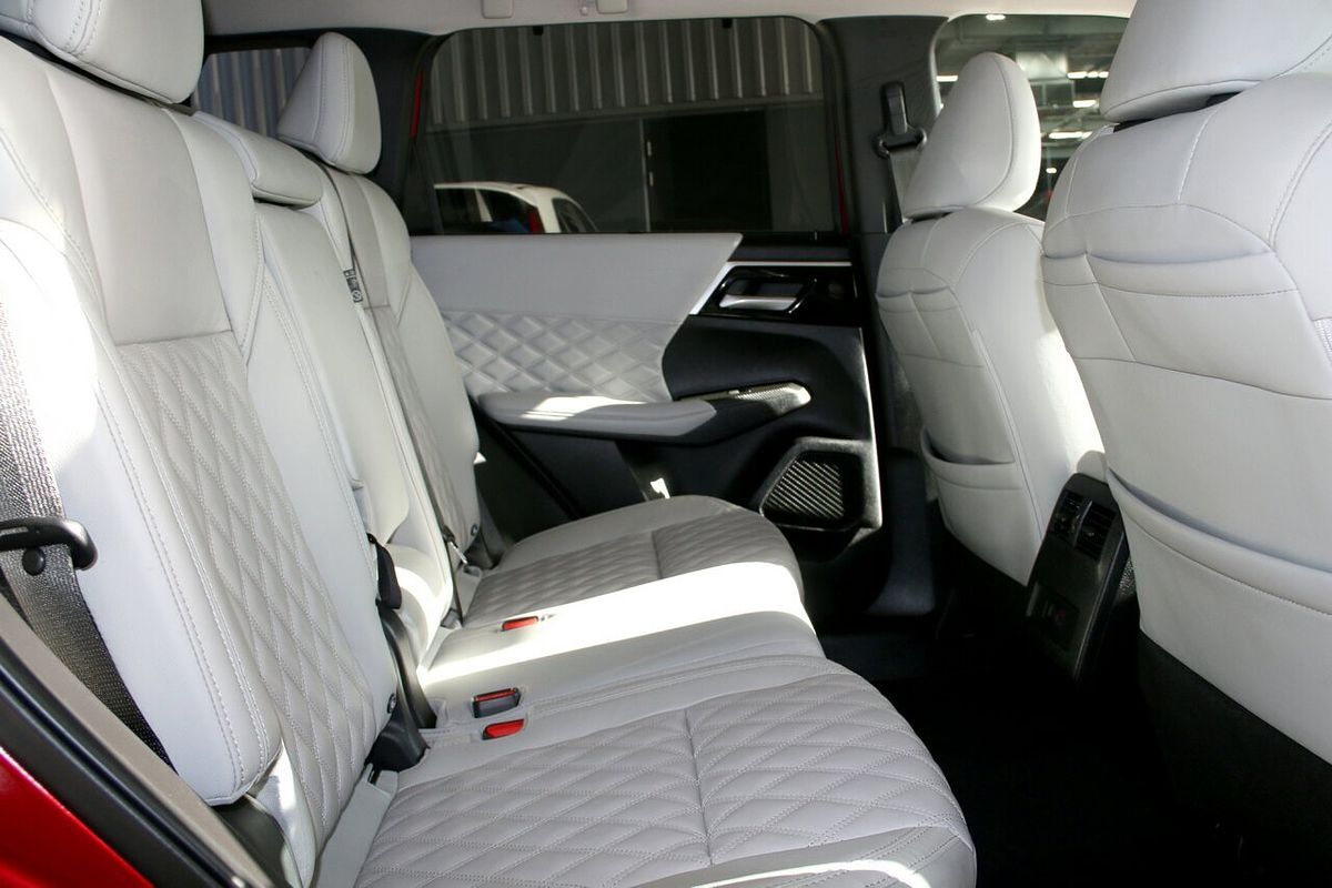 2023 Mitsubishi Outlander Exceed ZM