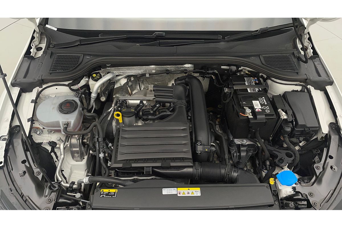 2022 Volkswagen Golf 110TSI R-Line 8