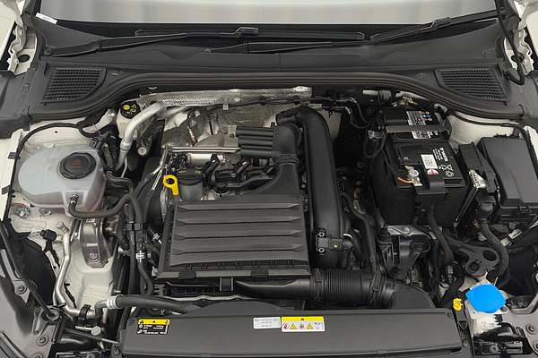 2022 Volkswagen Golf 110TSI R-Line 8