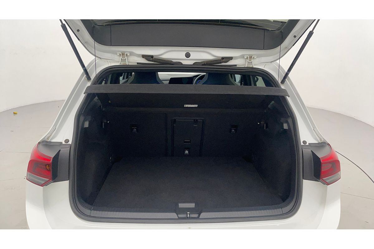 2022 Volkswagen Golf 110TSI R-Line 8
