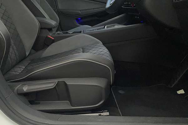 2022 Volkswagen Golf 110TSI R-Line 8