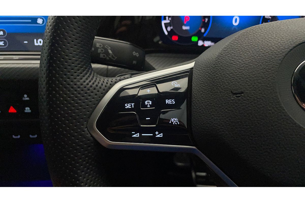 2022 Volkswagen Golf 110TSI R-Line 8