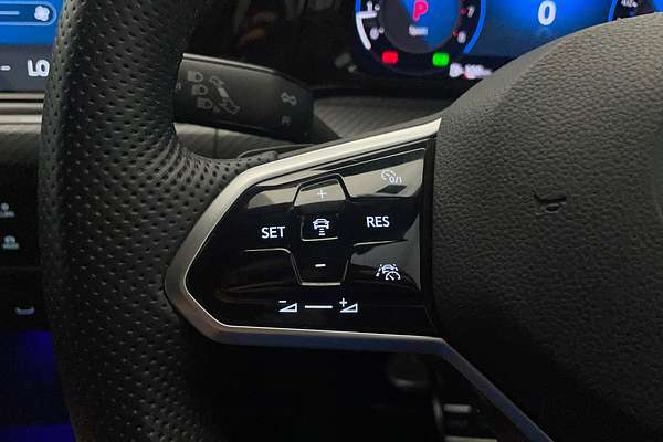2022 Volkswagen Golf 110TSI R-Line 8