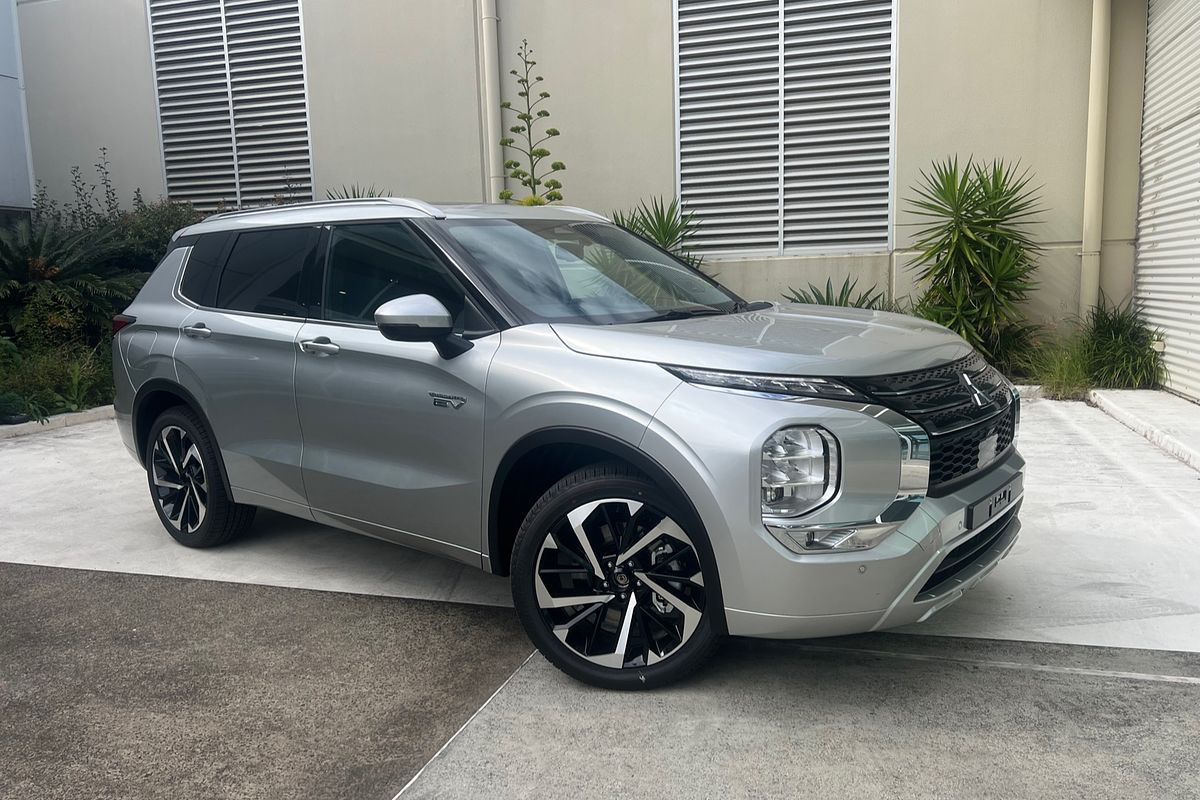 2025 Mitsubishi Outlander PHEV Exceed ZM