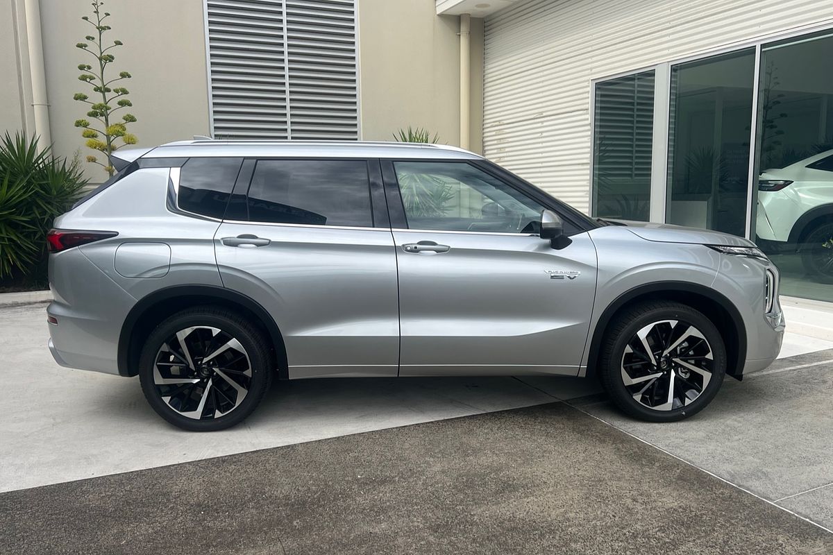 2025 Mitsubishi Outlander PHEV Exceed ZM