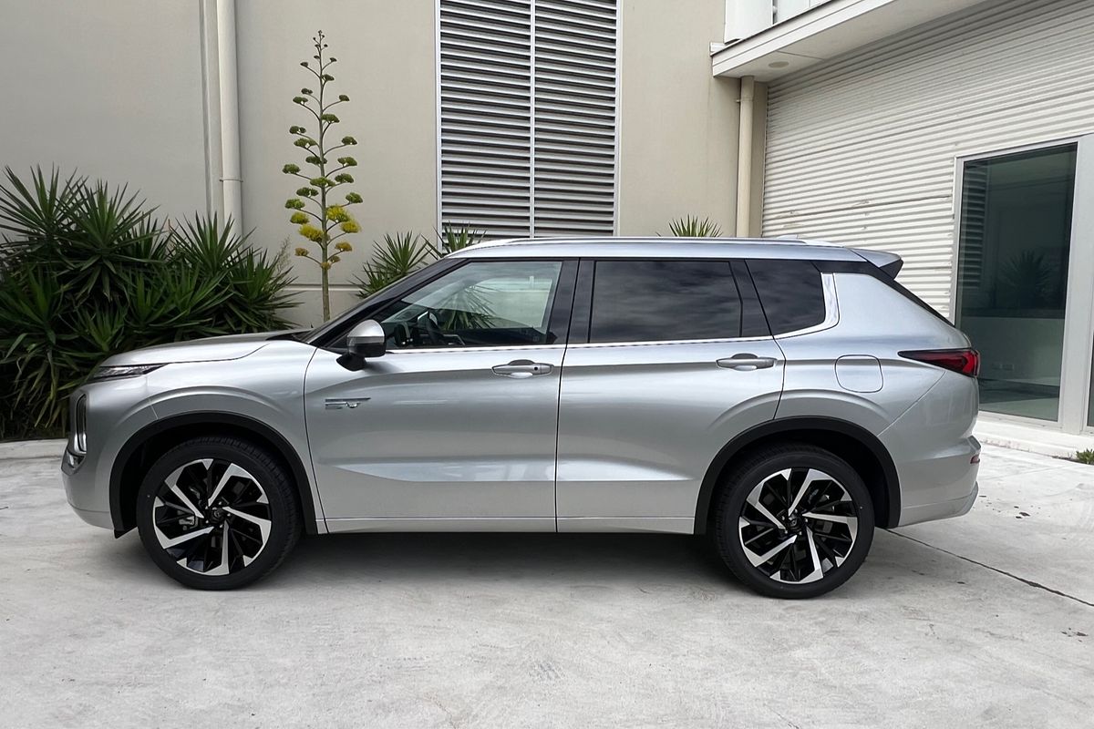 2025 Mitsubishi Outlander PHEV Exceed ZM