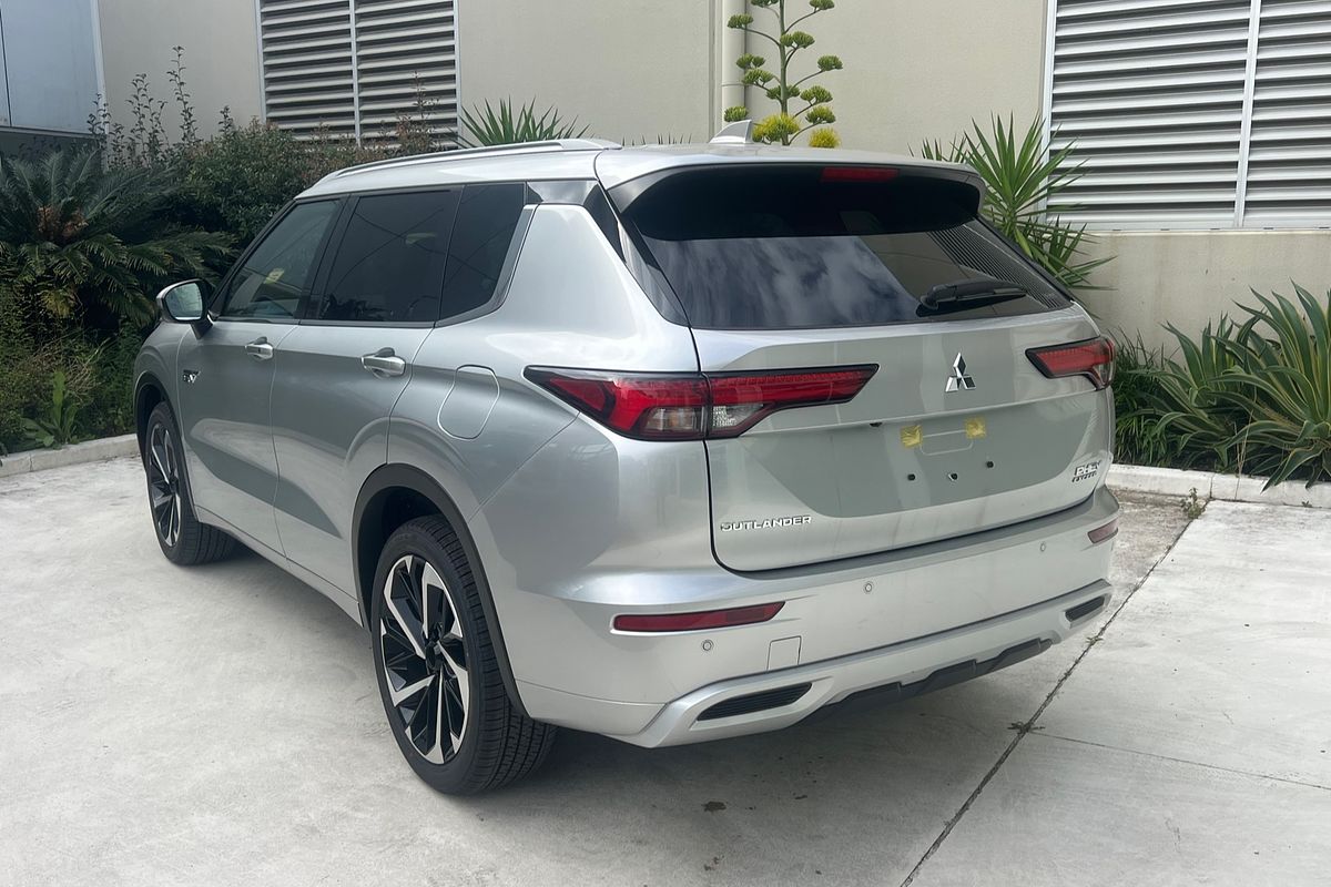 2025 Mitsubishi Outlander PHEV Exceed ZM