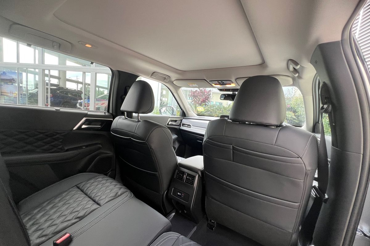 2025 Mitsubishi Outlander PHEV Exceed ZM