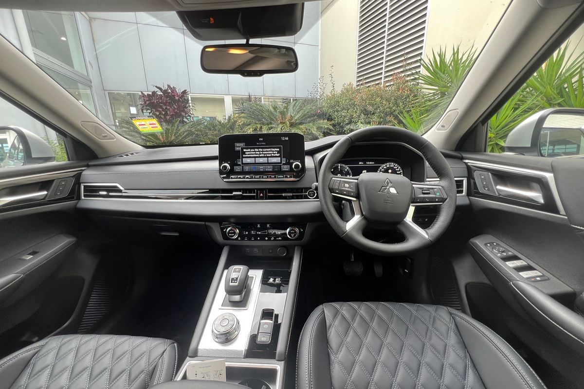 2025 Mitsubishi Outlander PHEV Exceed ZM