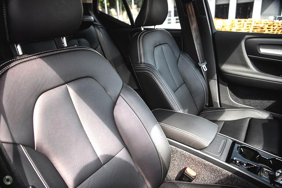 2024 Volvo XC40 Ultra B4 Dark