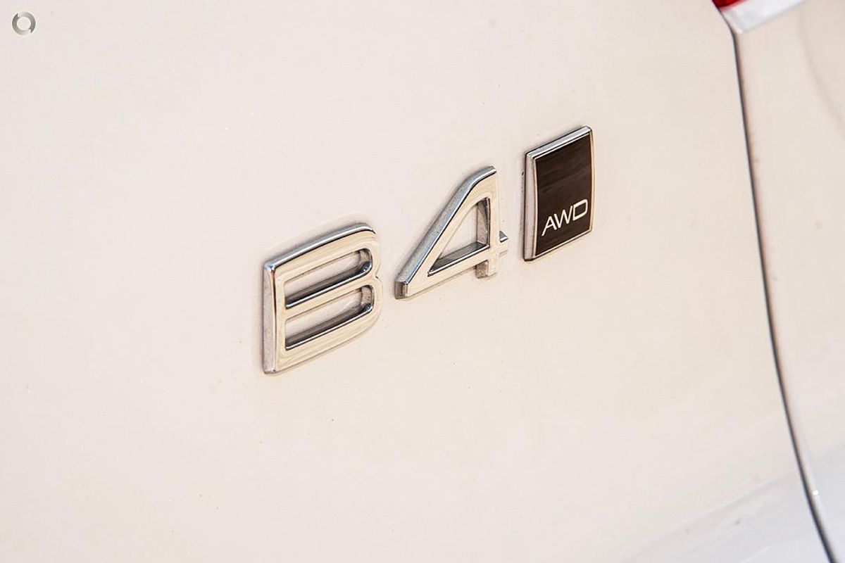 2024 Volvo XC40 Ultra B4 Dark