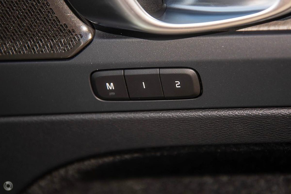 2024 Volvo XC40 Ultra B4 Dark