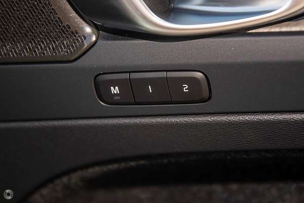 2024 Volvo XC40 Ultra B4 Dark