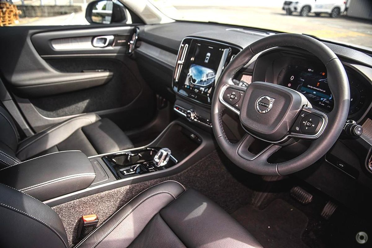 2024 Volvo XC40 Ultra B4 Dark