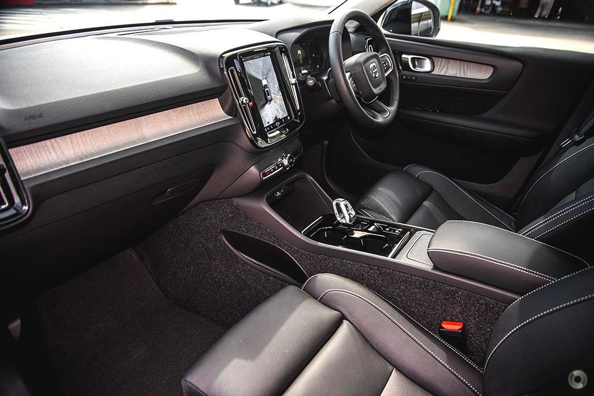 2024 Volvo XC40 Ultra B4 Dark