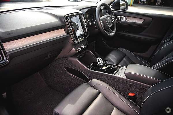 2024 Volvo XC40 Ultra B4 Dark