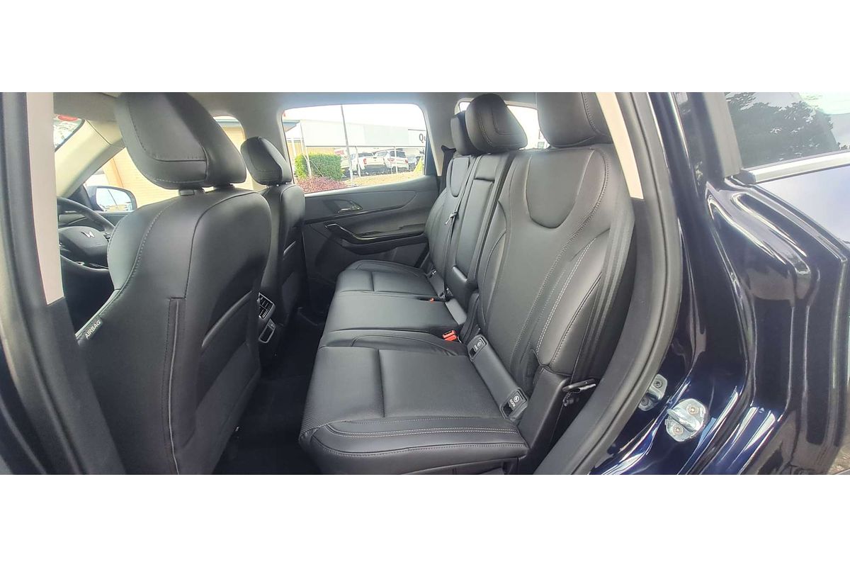 2025 Mahindra XUV700 AX7L