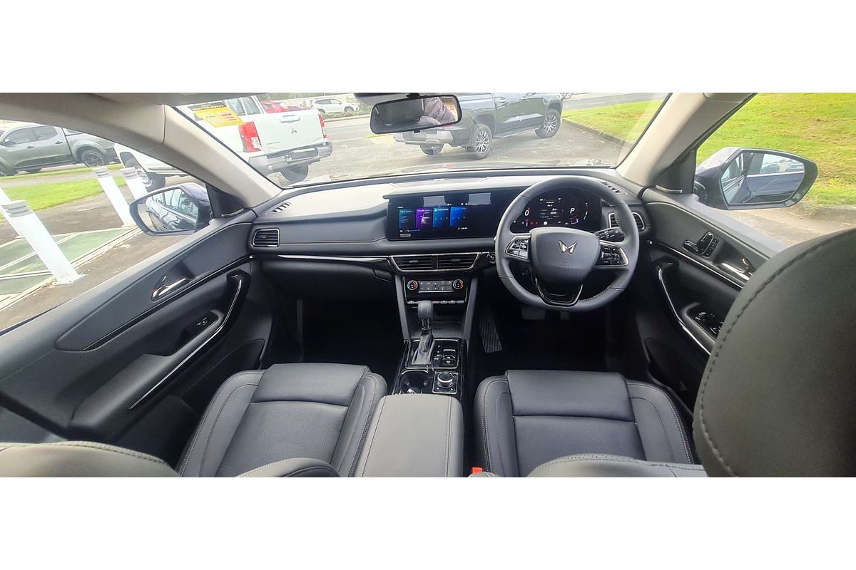 2025 Mahindra XUV700 AX7L