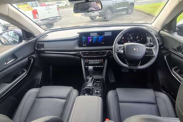2025 Mahindra XUV700 AX7L