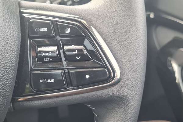 2025 Mahindra XUV700 AX7L