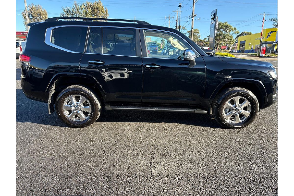 2024 Toyota Landcruiser Sahara FJA300R