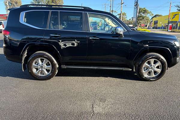 2024 Toyota Landcruiser Sahara FJA300R
