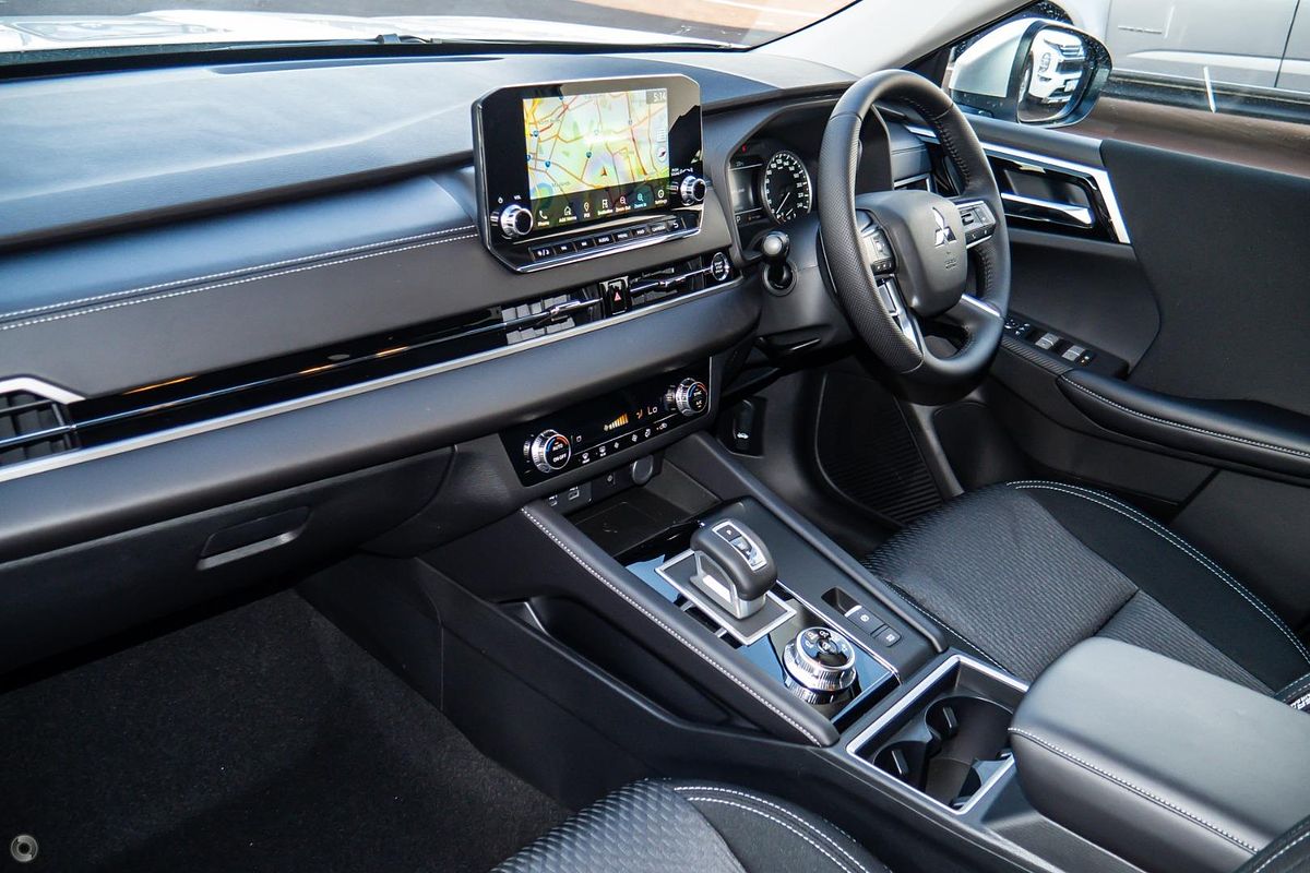 2024 Mitsubishi Outlander LS ZM