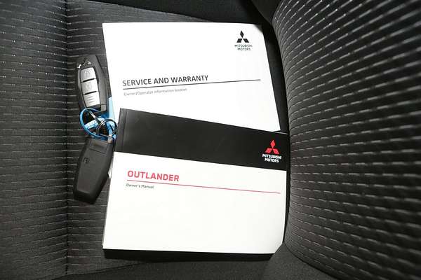 2024 Mitsubishi Outlander LS ZM