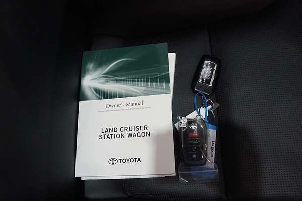 2024 Toyota Landcruiser Sahara FJA300R