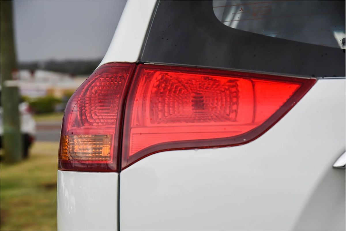 2011 Mitsubishi Challenger PB