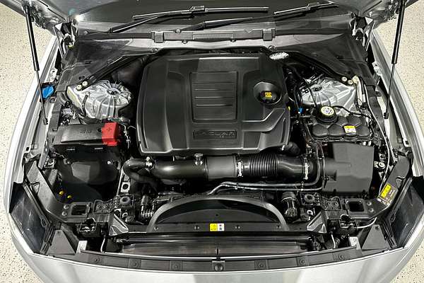 2019 Jaguar XE P300 R-Dynamic SE X760