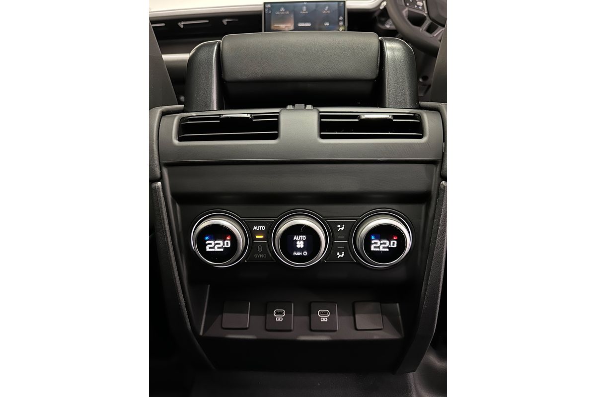 2025 Land Rover Defender 130 D350 X-Dynamic SE L663