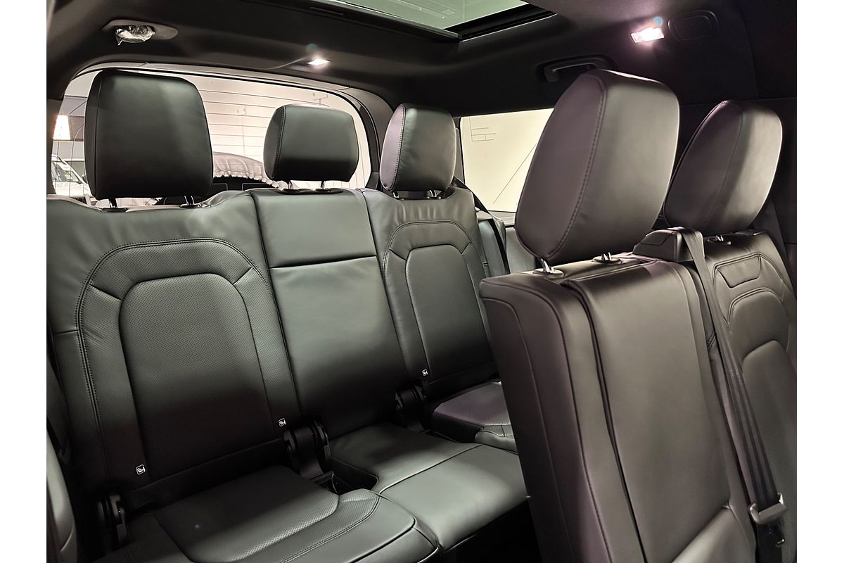 2025 Land Rover Defender 130 D350 X-Dynamic SE L663