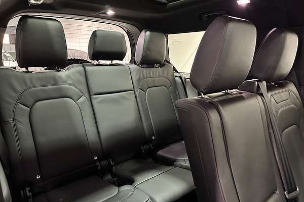 2025 Land Rover Defender 130 D350 X-Dynamic SE L663