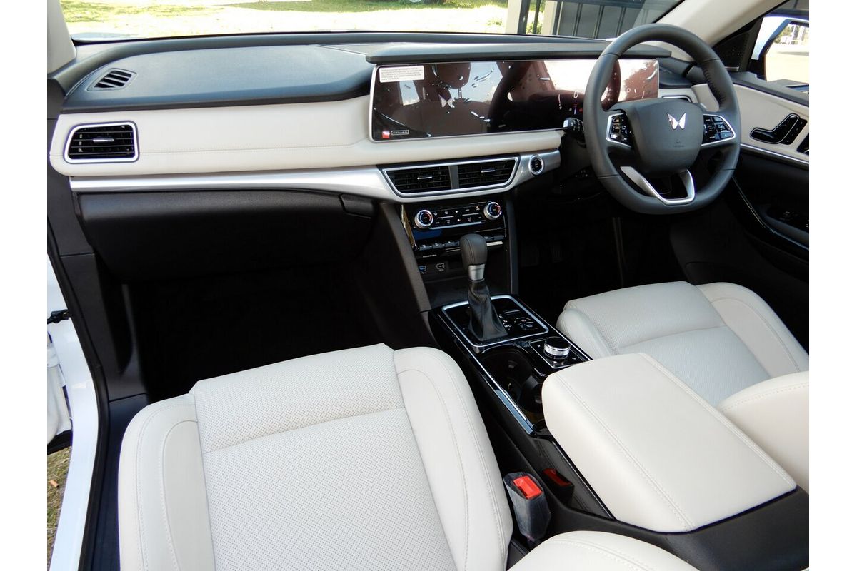 2025 Mahindra XUV700 AX7L MY25
